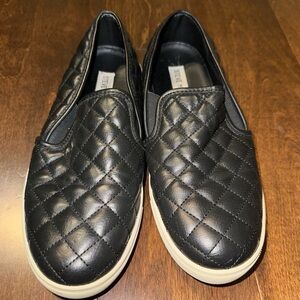 Steve Madden black leather quilt casual size 8